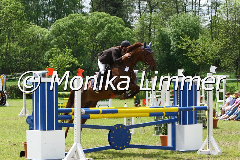 005M6647_Aimy_L Springen.JPG